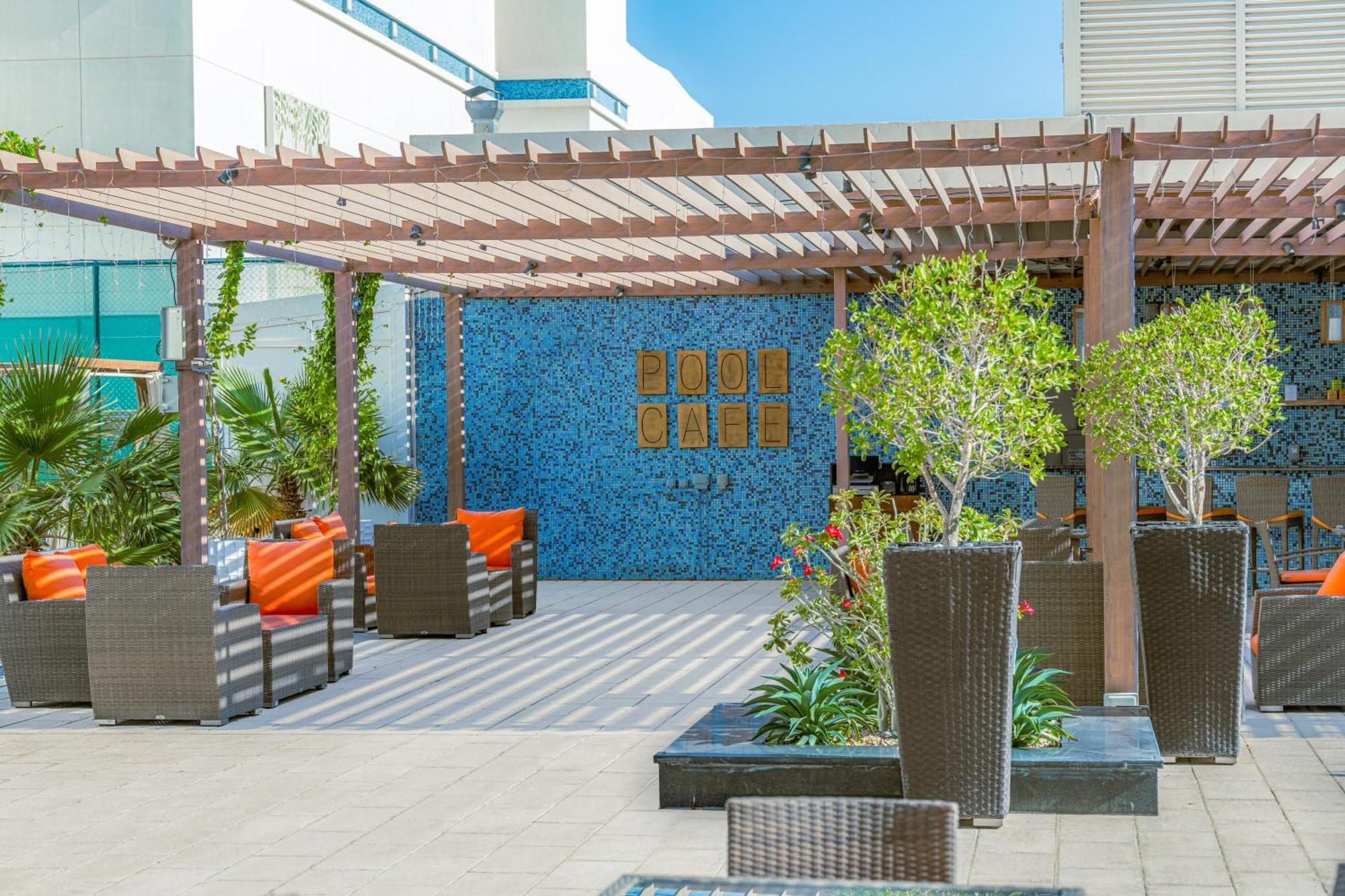 Four Points By Sheraton al-Ain Exterior foto The rooftop pool at the hotel