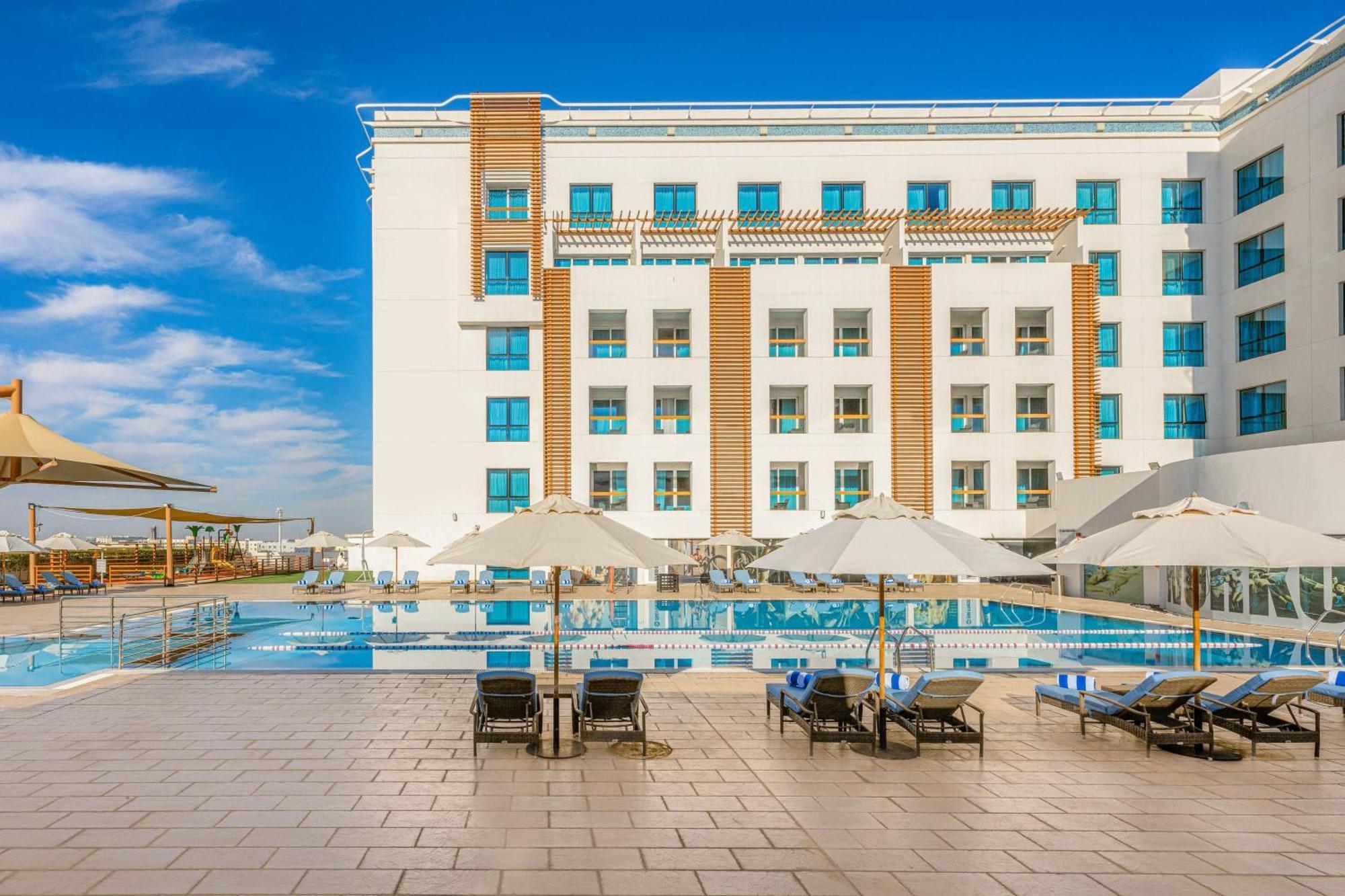 Four Points By Sheraton al-Ain Exterior foto The hotel's pool