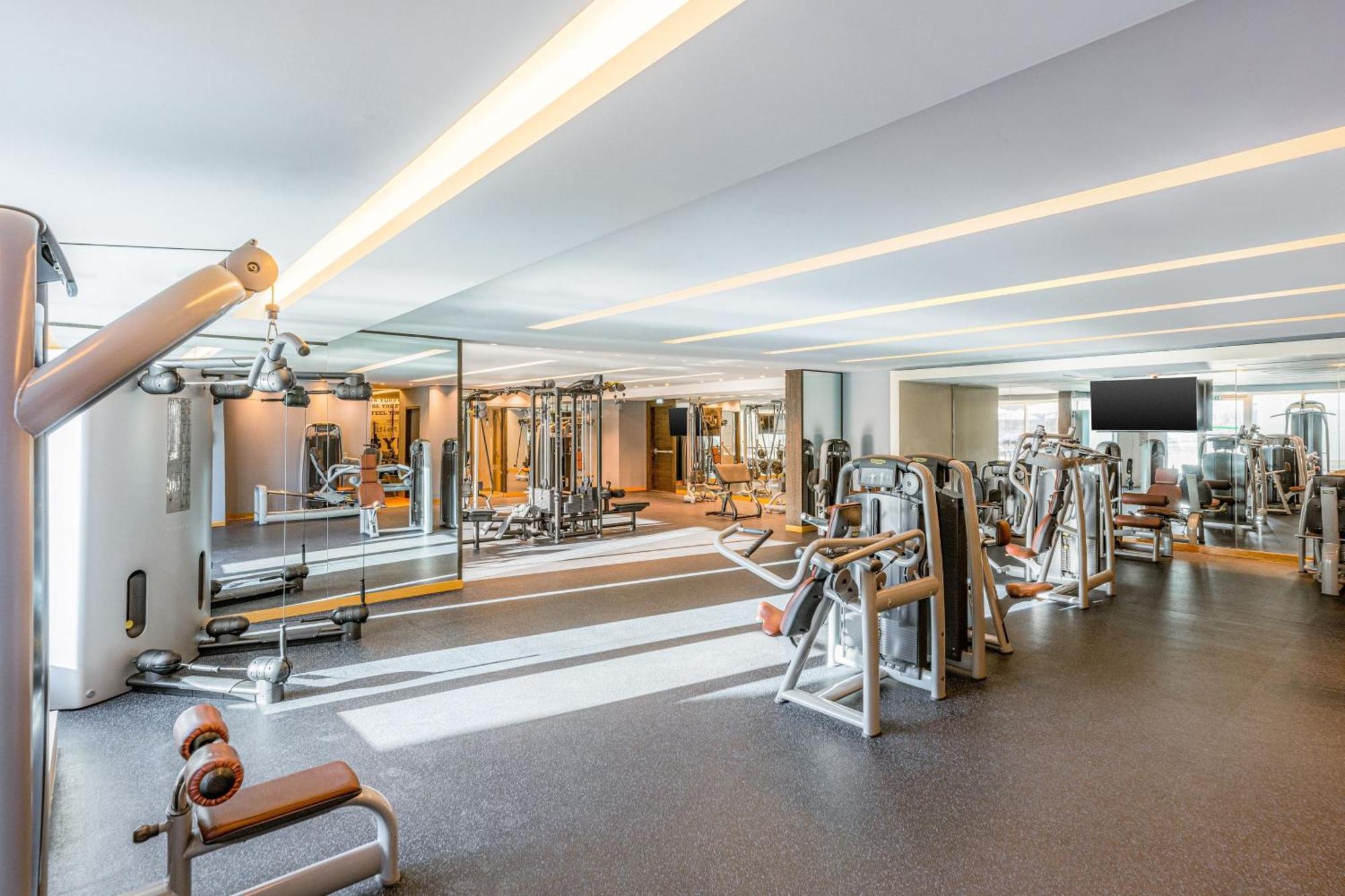 Four Points By Sheraton al-Ain Exterior foto The gym at the hotel